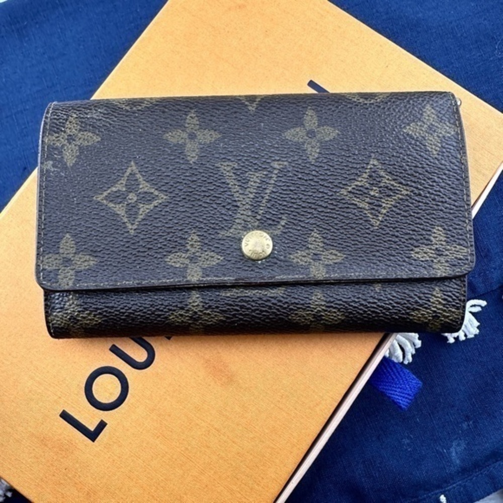 AUTHENTIC Louis Vuitton Monogram Leather Bifold Wallet. Monogram pattern.